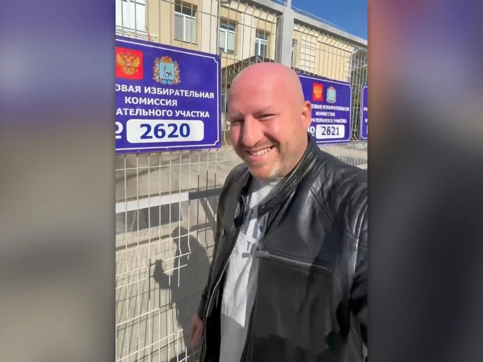 Самарец пришел отдать свой голос на участок № 2621. Фото: канал МАХ Алексея Жирухина