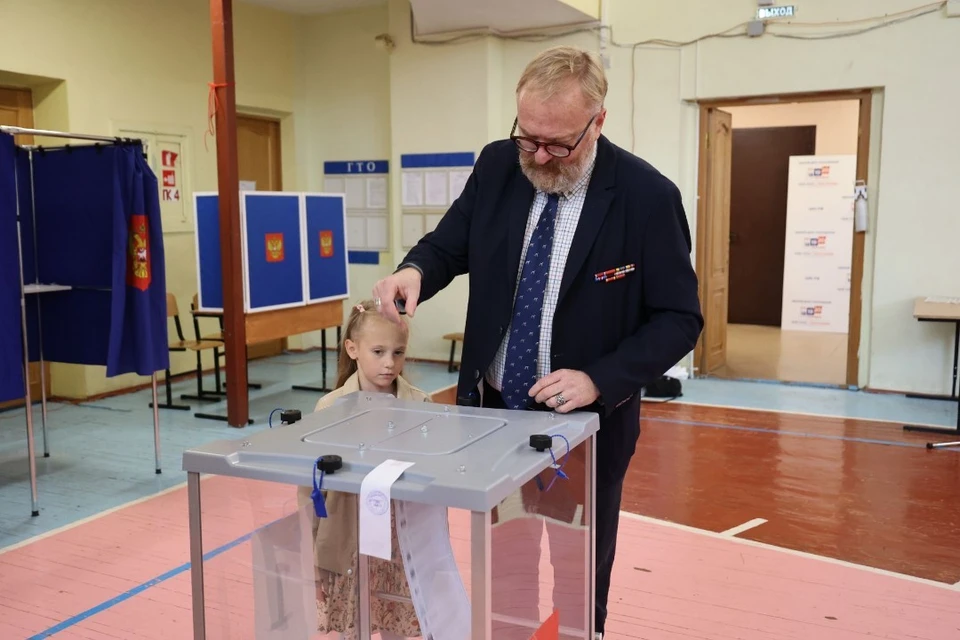 Милонов пришел на выборы с семьей. Фото: предоставлено "КП".