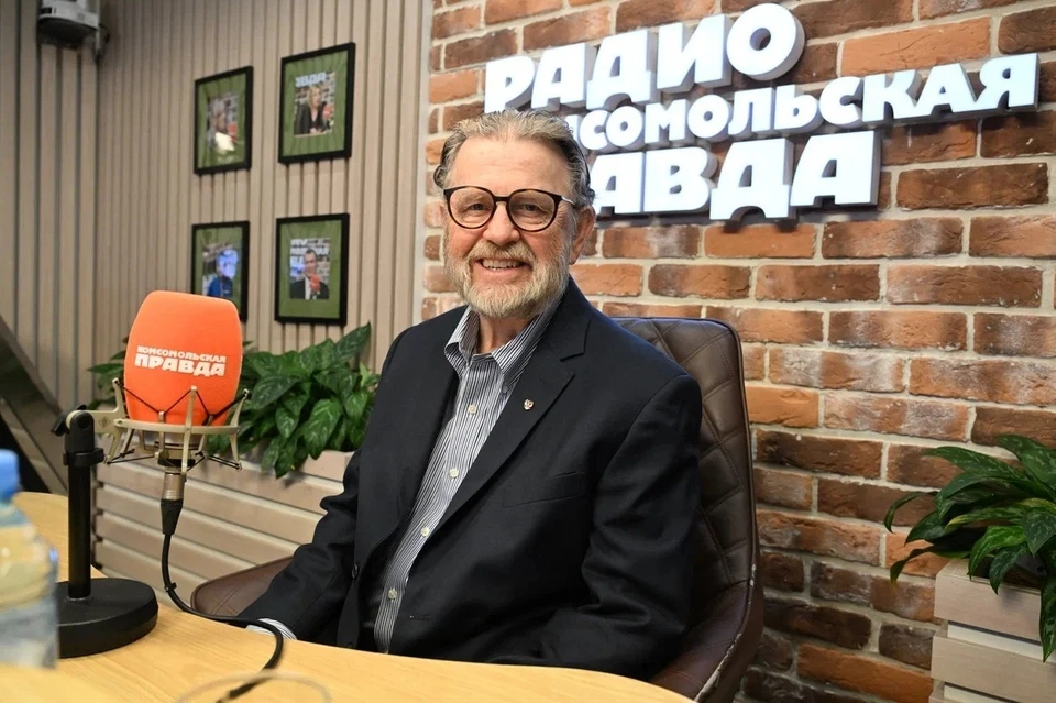 Ларри Джонсон, американский политический аналитик, военный эксперт, блогер и бывший аналитик Центрального разведывательного управления Соединенных Штатов.