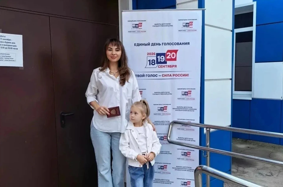 Екатерина Кондратова пришла на участок вместе с дочкой. Фото: «Единая Россия»