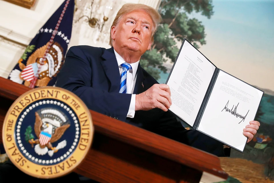 Дональд Трамп подписал закон, который пресса успела окрестить «адским»: пошлина до 500% на всё, что приходит в Соединённые Штаты из России, и до 100% - на товары любой страны, продолжающей покупать русскую нефть и газ. Фото: Chip Somodevilla/Getty Images.