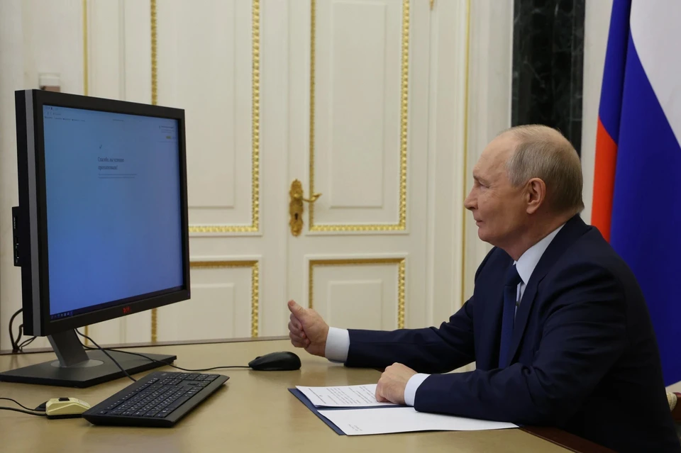 Песков отверг сообщения о проблемах с техникой у Путина во время голосования. Фото: канал Кремля в "Макс"