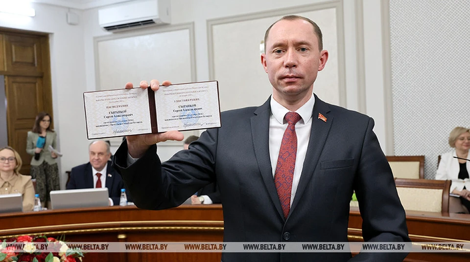 Сергей Сыранков с удостоверением кандидата в президенты Беларуси. Фото: БелТА
