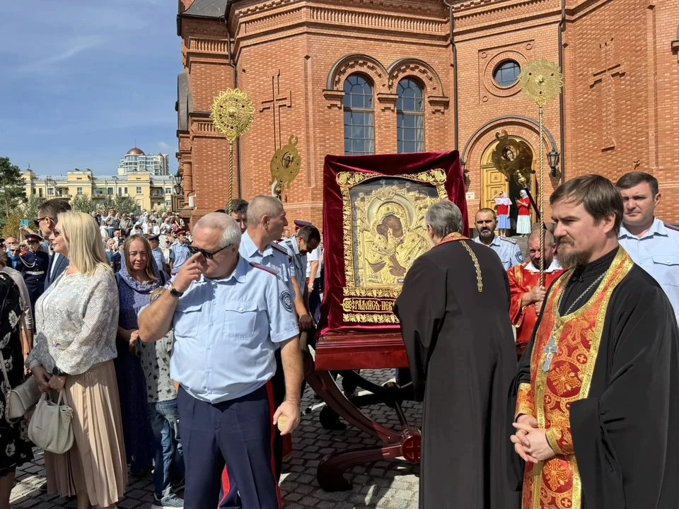Так икону встречали в Волгограде.