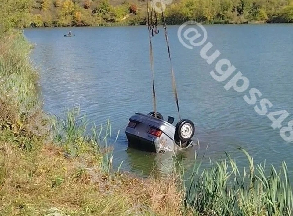 Труп и отечественную легковушку подняли из пруда в селе Васильевка. Фото управления ГПСС Липецкой области.