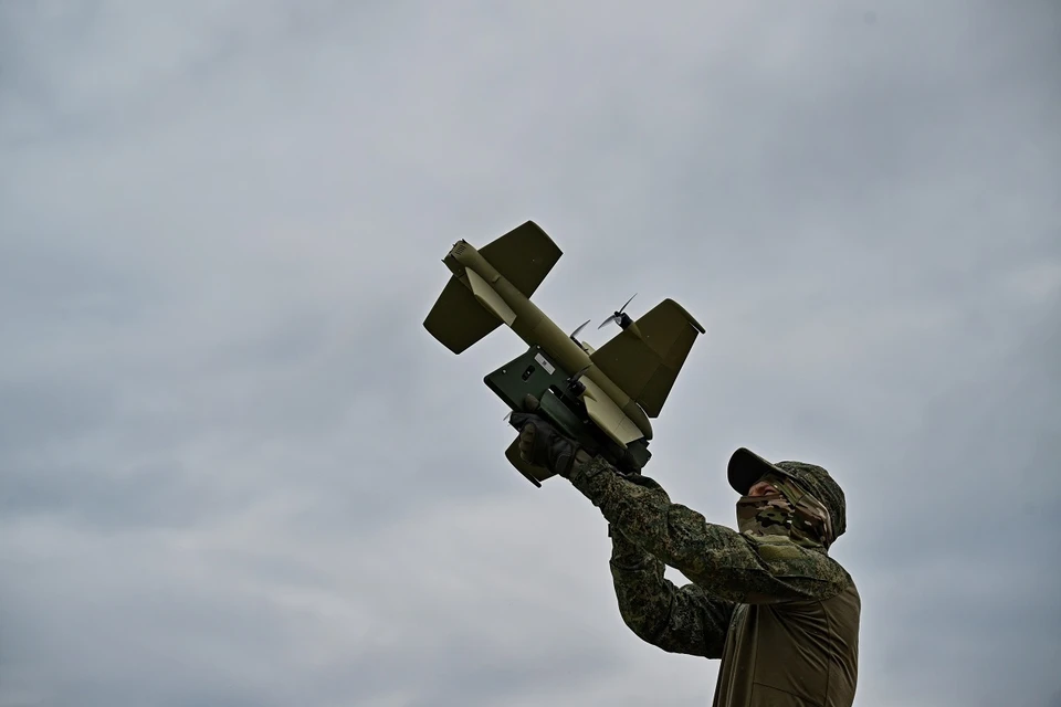 Для приближения обстановки к боевой использовались квадрокоптеры и FPV-дроны без боевой части.