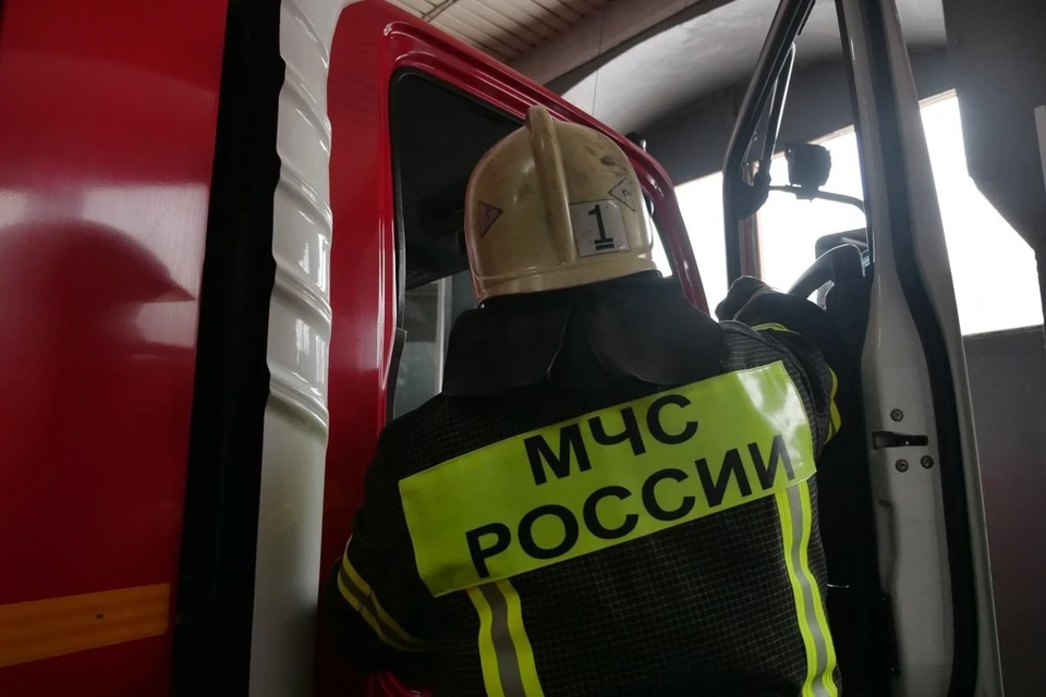 Пламя в гаражах тушили 10 человек