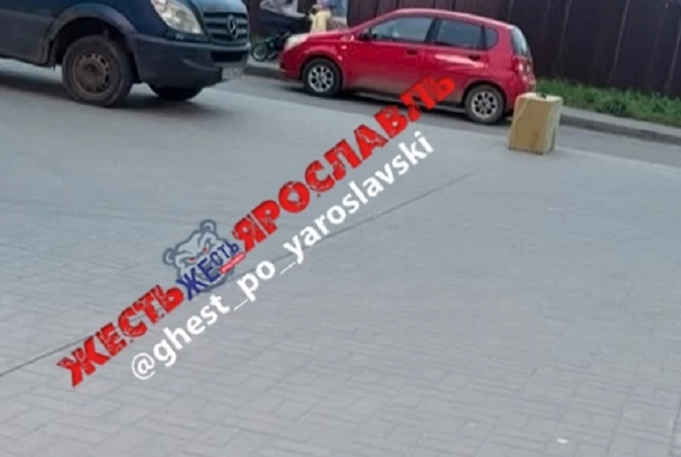 Об этот трос запнулась 87-летняя бабушка. ФОТО: группа "Жесть Ярославль" ВКонтакте