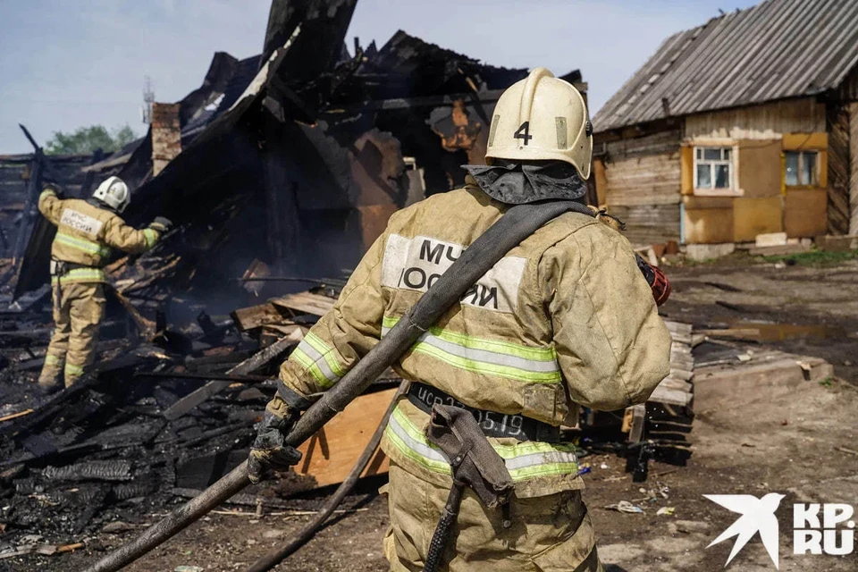 В Оренбурге на улице Мало-Луговой огонь охватил баню и быстро перекинулся на жилой дом
