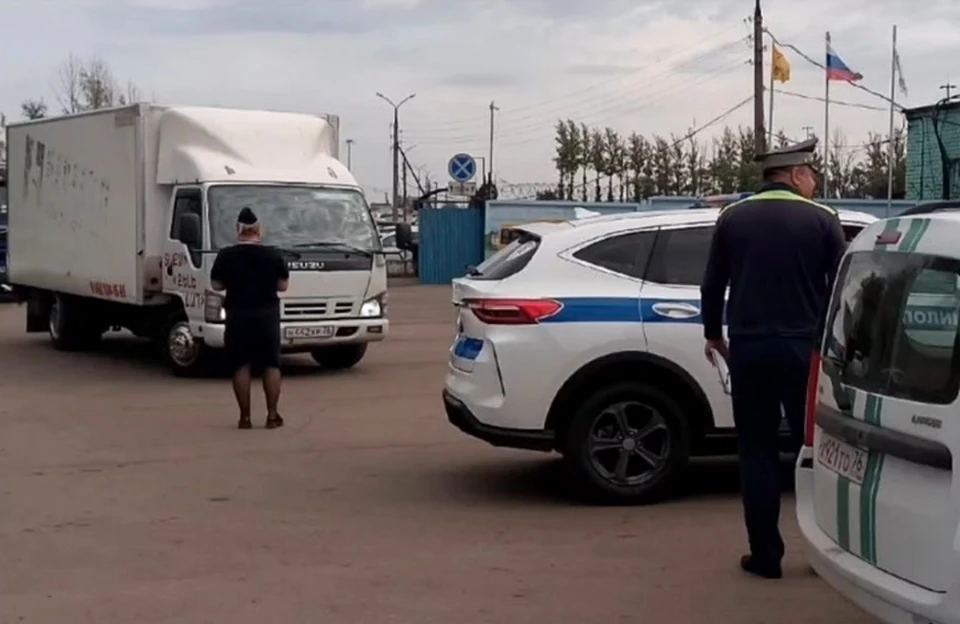 В арестованном грузовике нашли партию "левой" водки. ФОТО: УФССП по Ярославской области