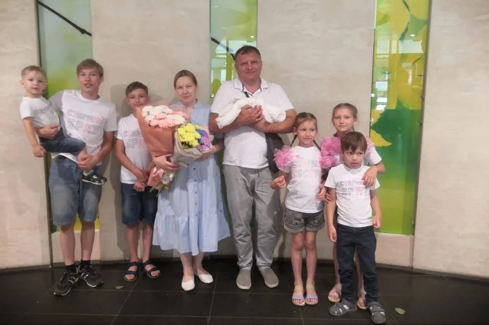 Семья Беляковых в полном составе: (слева направо) Ваня, Юра, Костя, Анна, Олег с Серёжей на руках, Лена, Маша и Коля. Фото: личный архив.