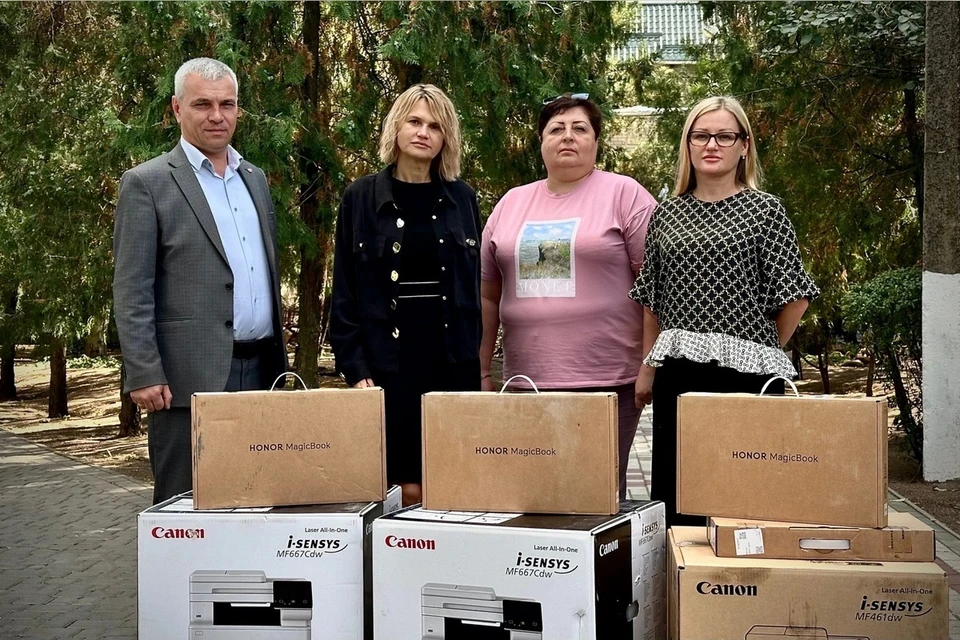 Учреждения для особых детей получили оргтехнику. Фото: Запорожский облсуд