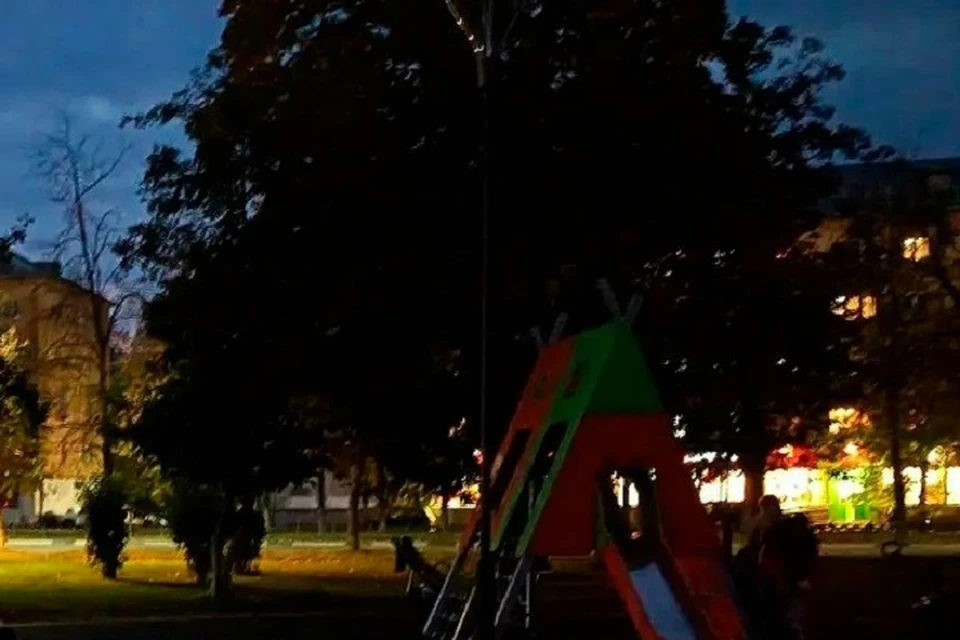 Детская площадка парка Мира Ярославля погружена в темноту. ФОТО: группа "Жесть Ярославль" ВКонтакте
