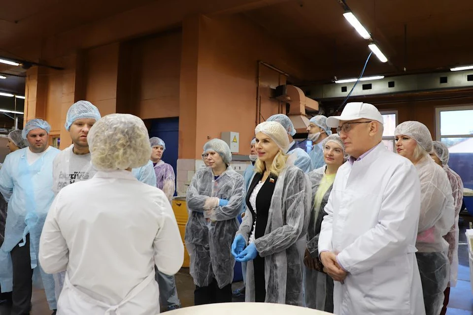 Депутаты посетили цех предприятия. Фото: Александра ФЕДОТОВА