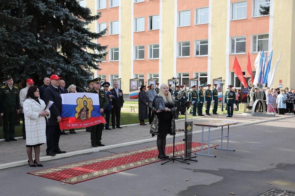 Московскому суворовскому училищу на день рождения вручили икону Александра Невского, написанную на бронеплите участника СВО. Фото: Московское СВУ