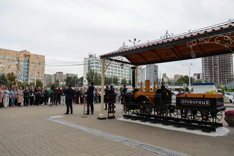 На вокзале Ростов-Главный открыли макет легендарного паровоза «Проворный». Фото: пресс-служба СКЖД.