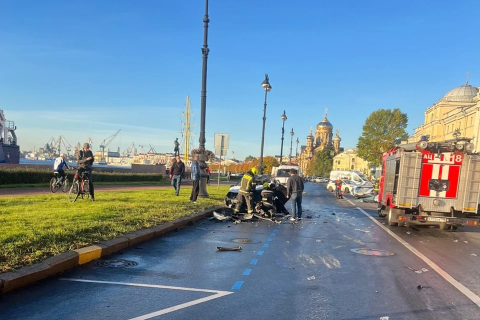 Серьезная авария на набережной Лейтенанта Шмидта в Петербурге. Фото: https://t.me/Megapolisonline