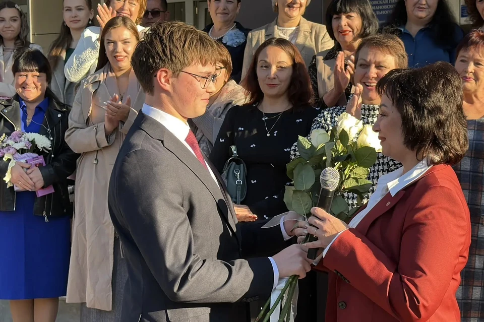 Глава округа Наталья Великодная лично вручила Тимуру ключ от своего кабинета и официально объявила о его вступлении в должность дублера главы муниципалитета. Фото: МАХ/Великодная