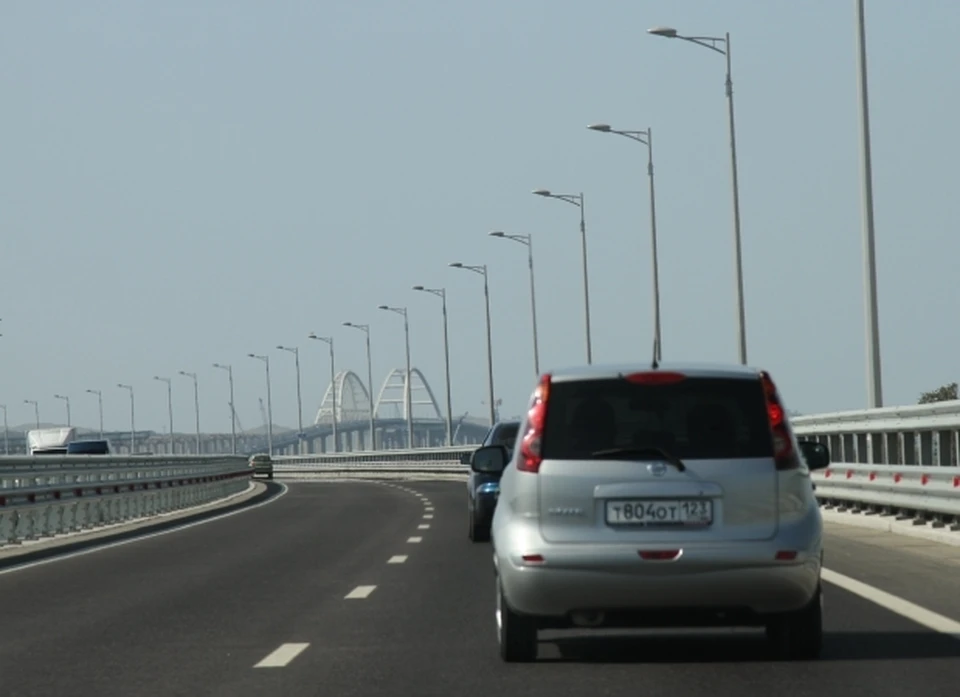 Перед Крымским мостом образовалась очередь