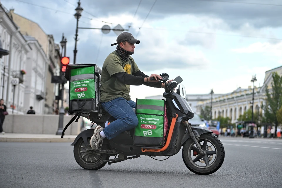 Дептранс Москвы запустил обязательное тестирование курьеров на знание ПДД