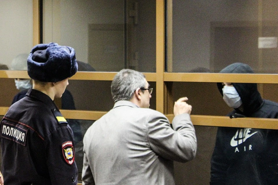 На суде бандиты прятали свои лица под масками