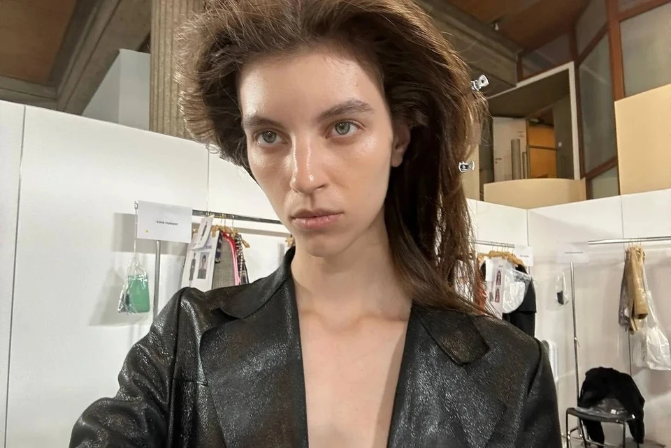 Уфимская модель дебютировала на подиуме Balenciaga в Париже. Фото: бэкстейдж Miu Miu.