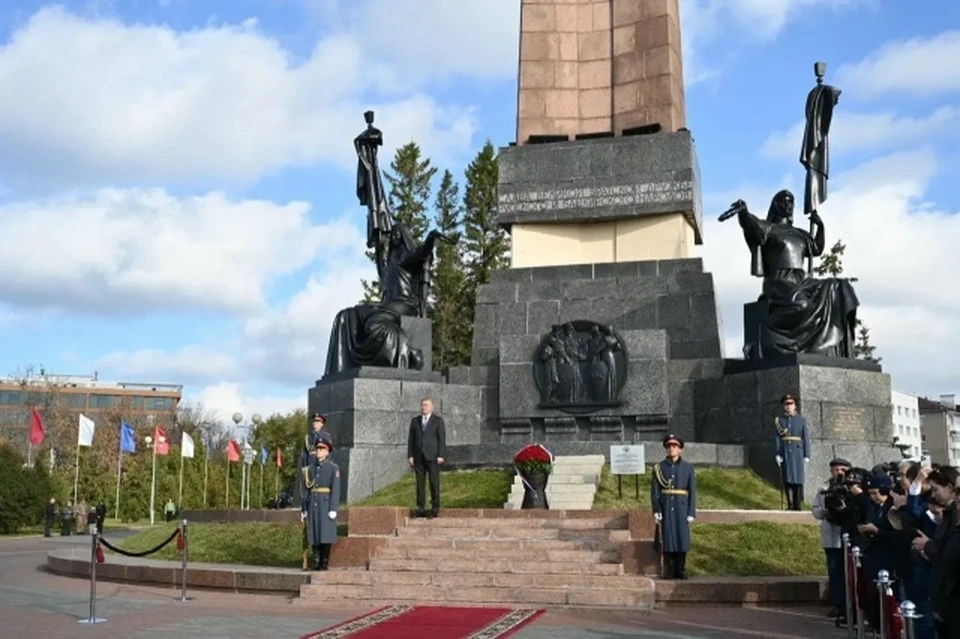 В торжественной церемонии возложения цветов принял участие Радий Хабиров и другие почетные гости. Фото: vk.ru/radiyhabirov