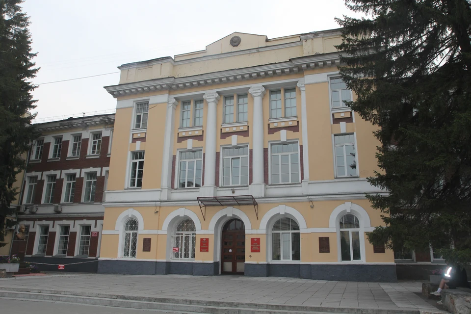 В городе много памятных мест.