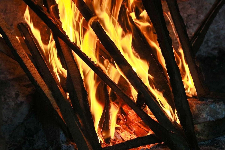 В тушении участвовали восемь человек и пять единиц техники, а также местная добровольная пожарная команда