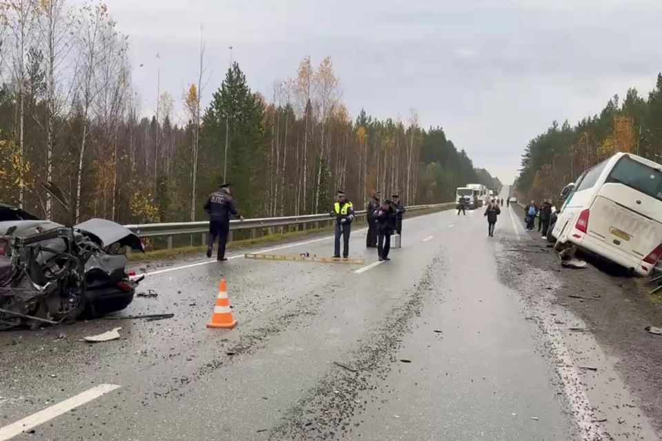 Легковушка выехала на встречку и врезалась в автобус. Фото: Госавтоинспекция Свердловской области