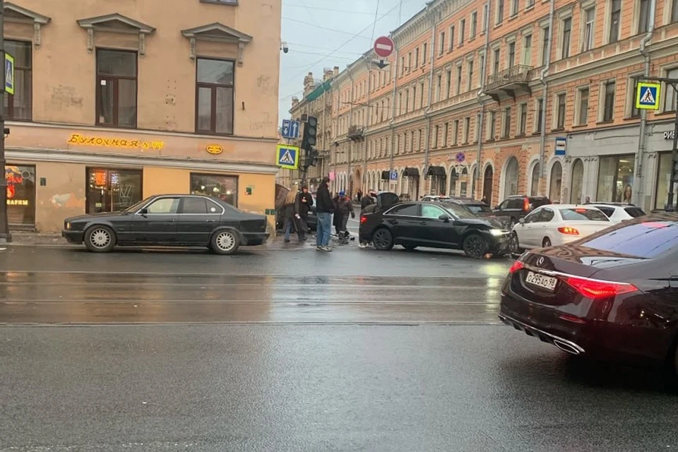 После удара одну из машин отбросило на тротуар, где стояла пешеход. Фото: Мегаполис