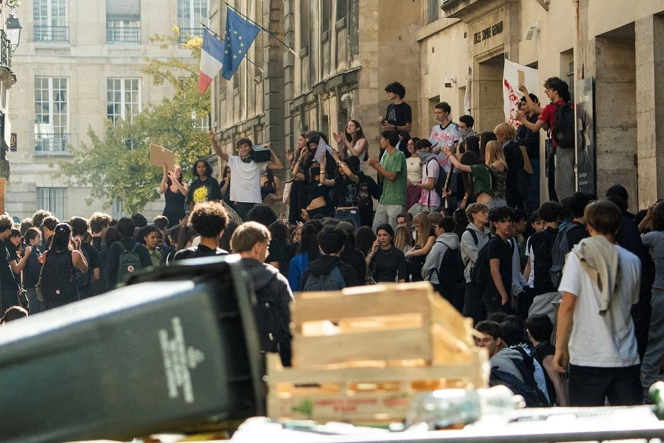 Monde: с начала протестов во Франции пострадали 147 школьных сотрудников