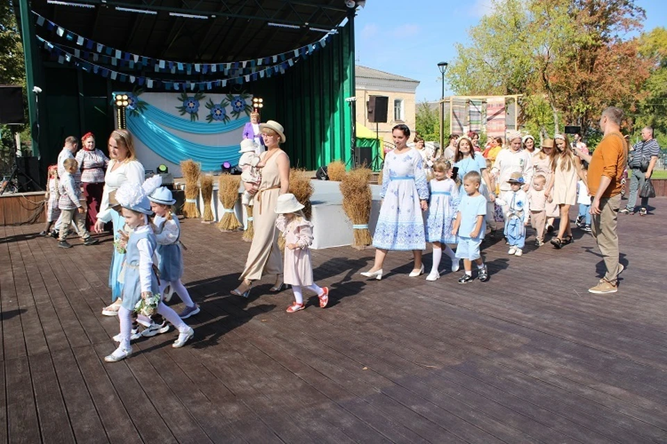 "Лен золотой". Юные можеди выходят на показ одежды. Фото: администрация Вышневолоцкого округа