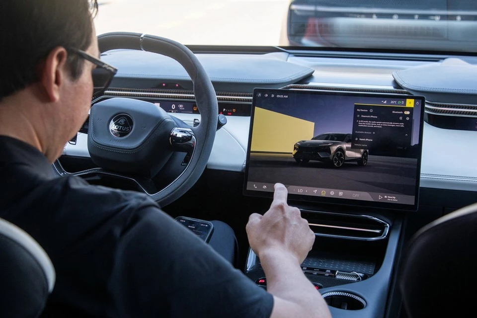 Tesla представила перепрыгивающий через препятствия электрокар Roadster