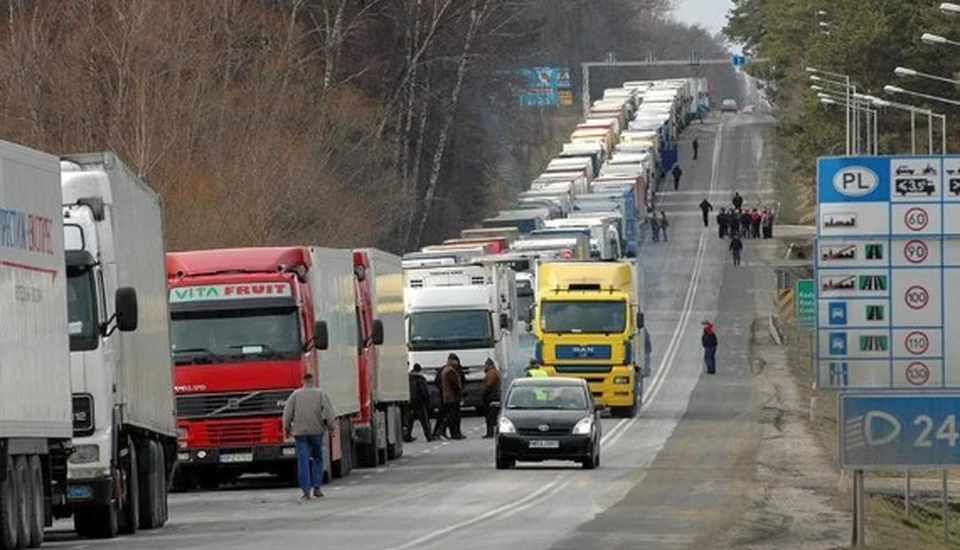 На польско-украинской границе образовались 40-часовые очереди