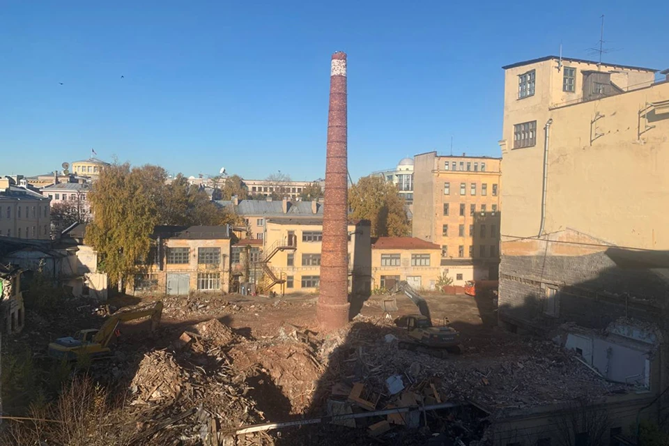 На Малом проспекте Петроградской стороны возобновили снос бывших Торговых бань Екимовой. Фото: «SOS СПб СНОС»