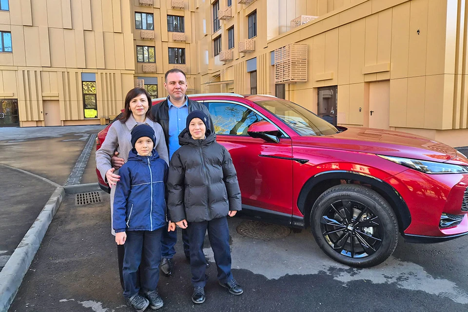 Семья Артема Зарубеева получила также ключи от автомобиля "Москвич".