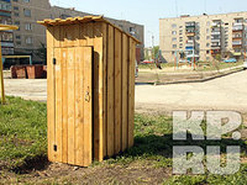 В Еманжелинске на детской площадке поставили деревенский туалет