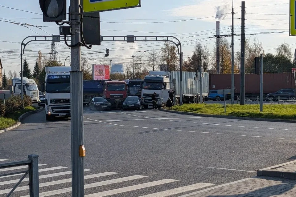 Авария затруднила въезд в город со стороны Мурманского шоссе. Фото: ДТП и ЧП Кудрово