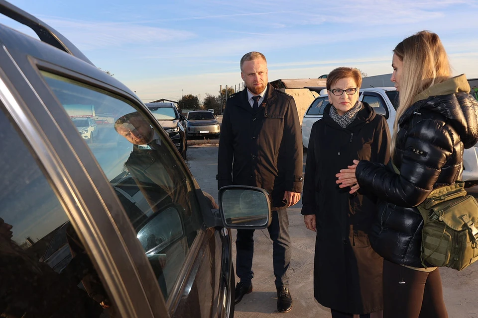 На покупку автомобиля для солдат Екатерина Кузьмичева (в центре) пожертвовала денежную часть полученной губернаторской награды. Фото предоставлено пресс-службой Самарской губернской думы