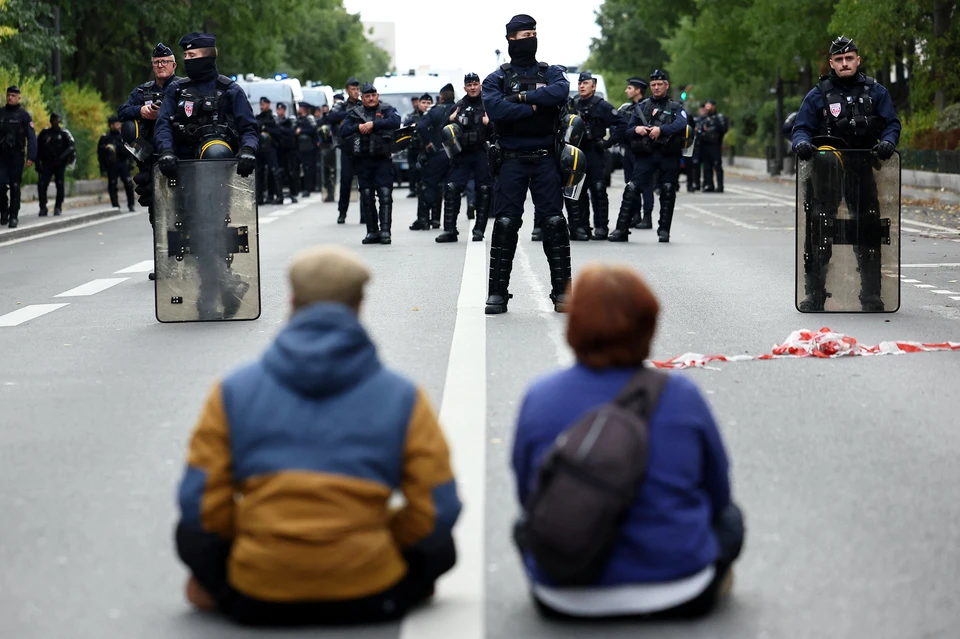 Улицы Парижа будут охранять 70 тысяч полицейских и представителей элитных подразделений, обычно используемых для борьбы с терроризмом