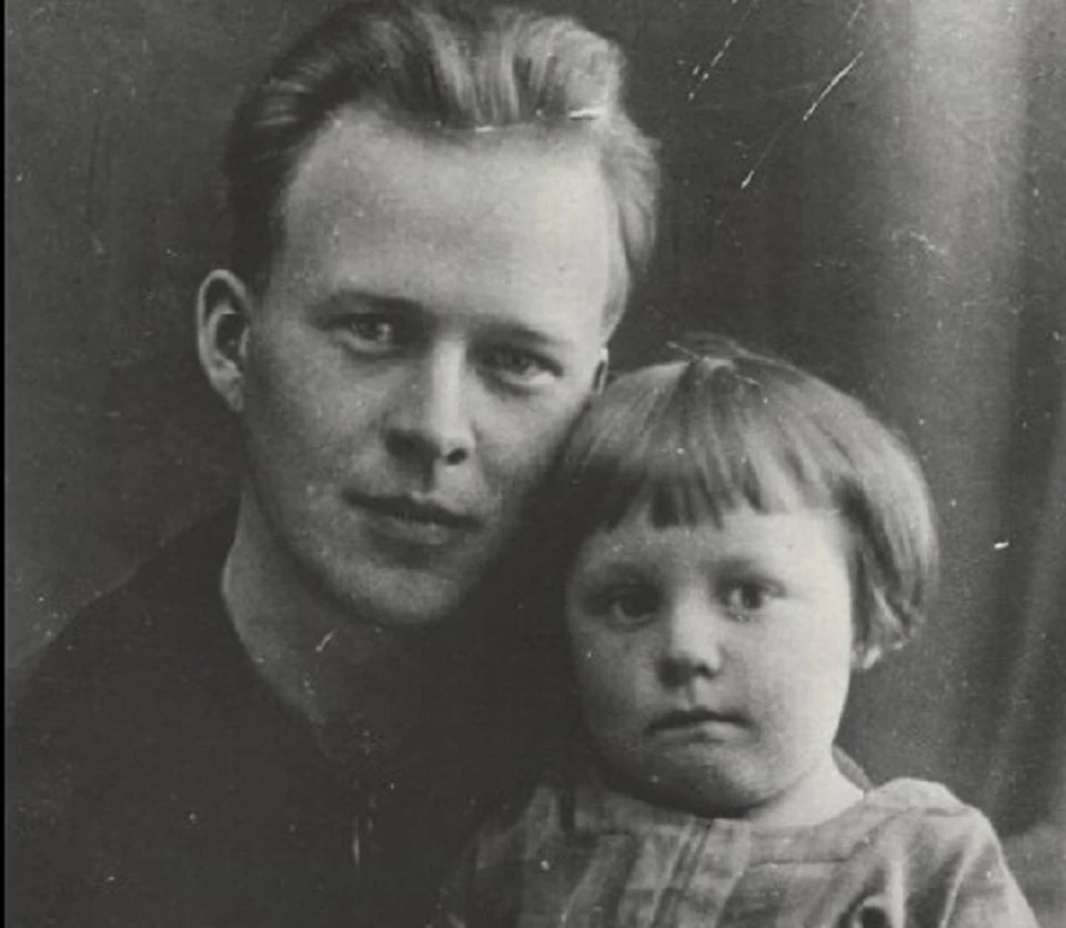 Аркадий Голиков с сыном. Фото - Литературно-мемориальный музей А. П. Гайдара (г. Арзамас).