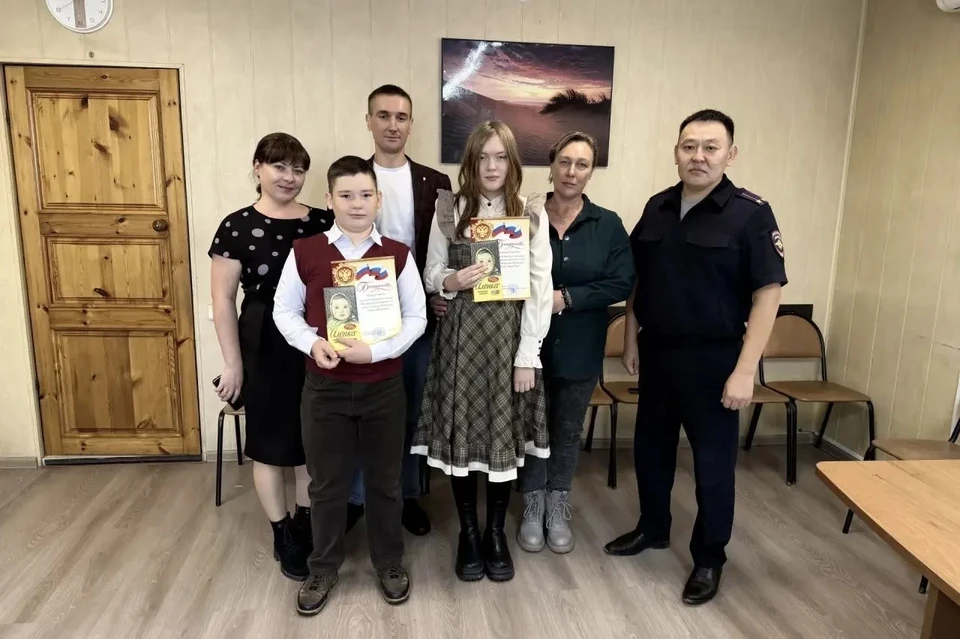 В Бурятии школьники отнесли найденный кошелек с деньгами в полицию.