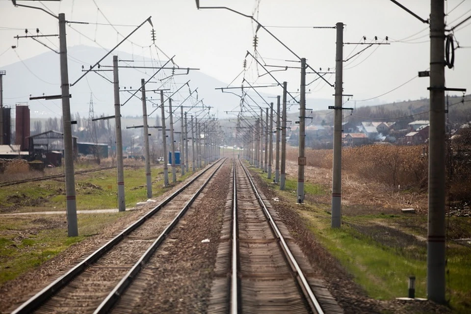 Двух человек ударило током на железной дороге в Приморье