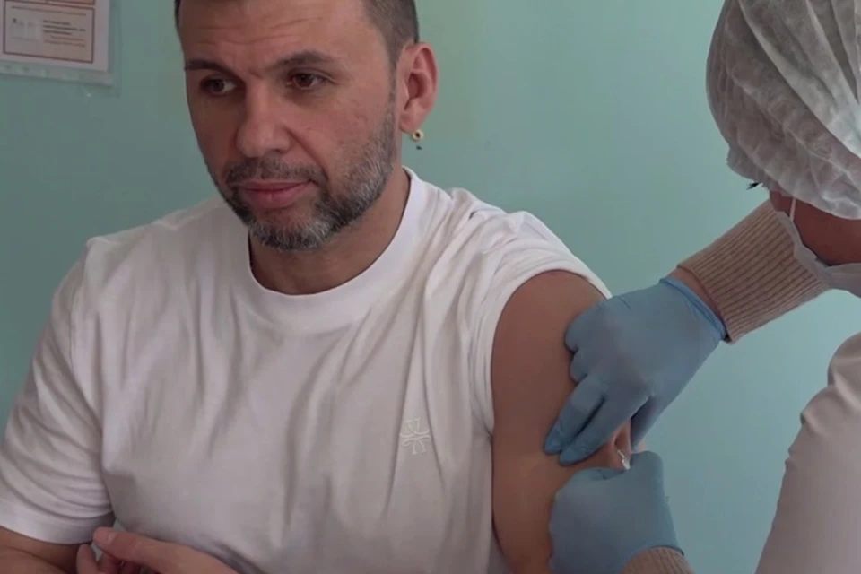 Глава ДНР Денис Пушилин проверил вакцинацию в больнице №21 и сделал прививку. Фото: ТГ/Пушилин