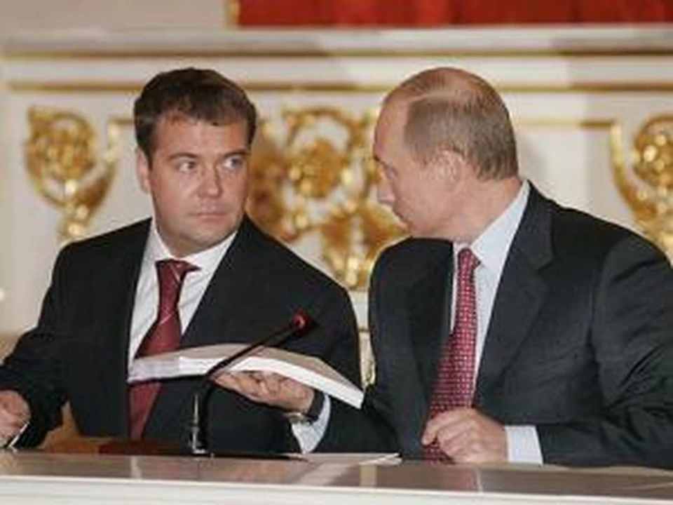 Премьер-министр России Владимир Путин и президент РФ Дмитрий Медведев