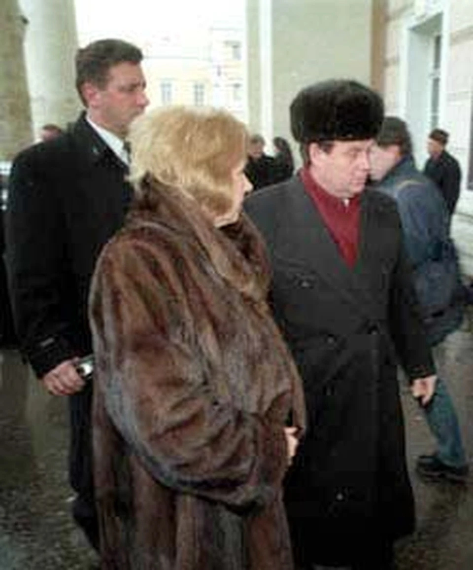 Окружающие всегда считали Ивана Петровича примерным семьянином.