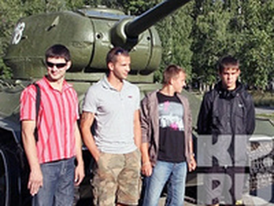 Кукумберг (на фото — второй слева) позировал на выставке парка Победы.