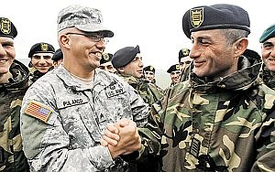 Инструктор из Пентагона (слева) благодарит грузинского рейнджера за отличное владение американской боевой техникой.