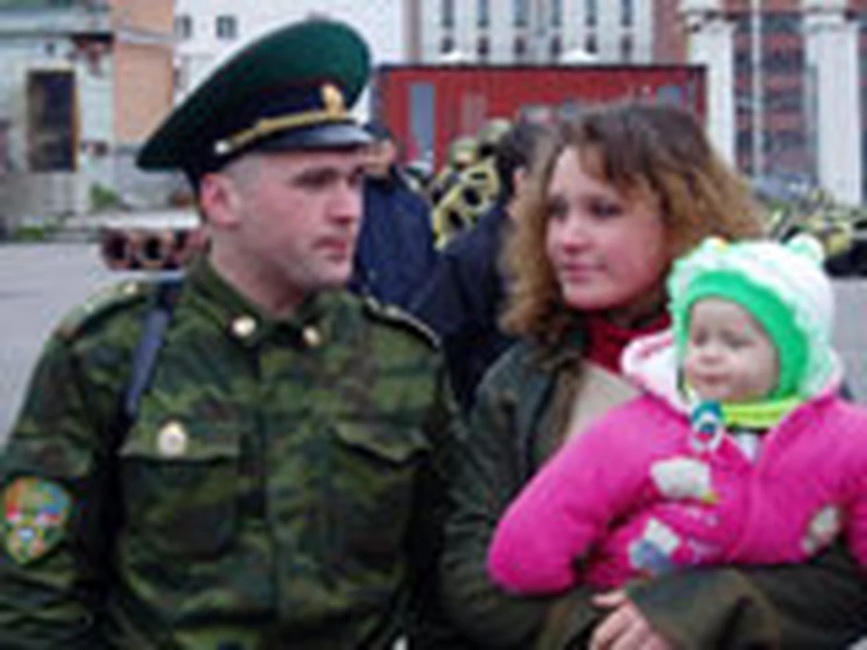 Призыв имеющих двух детей. Семья военнослужащего. Российский солдат с ребенком. Жена солдата. Пособия женам военнослужащих.